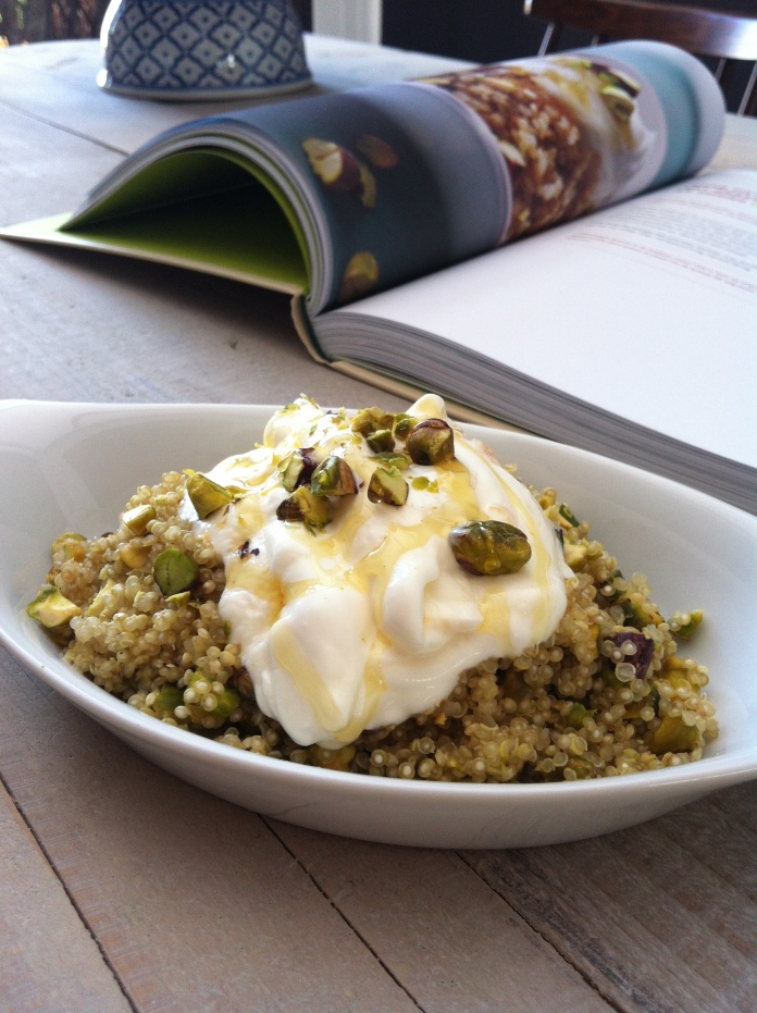 Warm quinoa-pistacheontbijt met Griekse yoghurt en honing