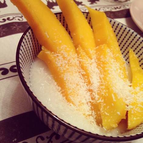 Zoete kleefrijst met mango. Dessert. Nagerecht.